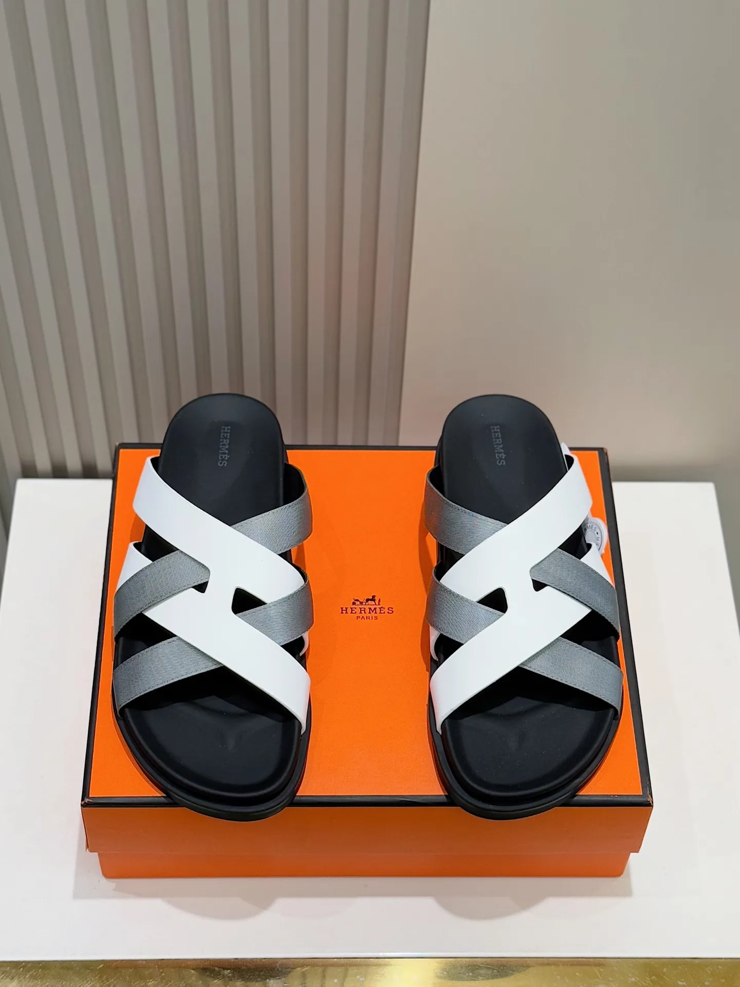 Batch 280 Hermes men's Kazimir slippers - top quality woven calfskin functional sandals, with interwoven uppers inspired by the "H" iconic pattern to create a casual look, perfect for summer. Imported cowhide + cowhide lining + rubber outsole Size: 38-44 (.45.46 customized)